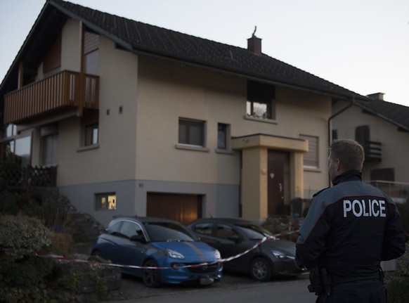 In einem Einfamilienhaus in Suberg wurde 2017 ein Elternpaar getötet. Der Sohn muss sich nun wegen zweifachen Mordes vor Gericht verantworten.