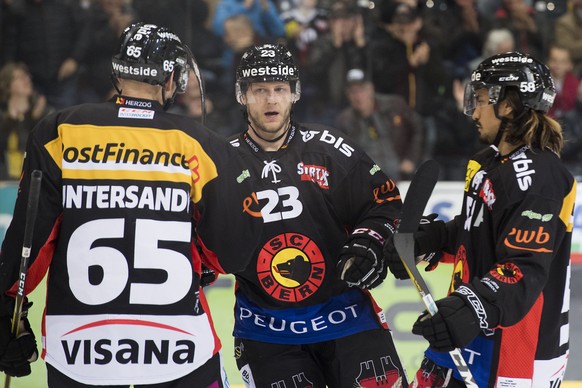 Berns Simon Bodenmann, mitte, jubelt nachher dem Tor (2-0) mit Berns Ramon Untersander, links, und Berns Eric Blum, rechts, beim Eishockey Meisterschaftsspiel der National League zwischen den SC Bern  ...