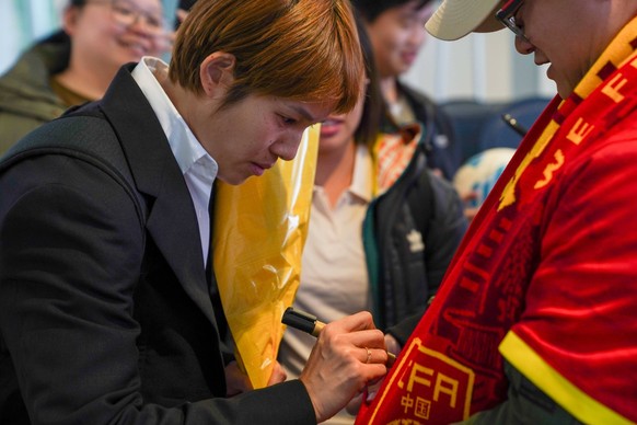 230708 -- ADELAIDE, July 8, 2023 -- China s football player Zhang Xin L signs autographs for fans at the airport in Adelaide, the capital city of South Australia, Australia, July 8, 2023. The Chinese  ...