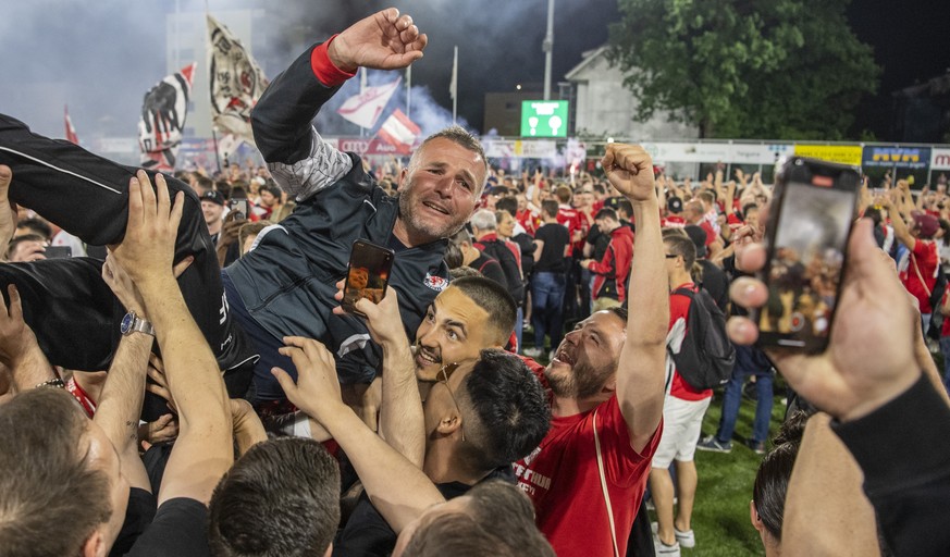 Die Fans und Trainer Alex Frei von Winterthur feiern den Aufstieg in die Super League nach dem Challenge League Meisterschaftsspiel zwischen dem SC Kriens und dem FC Winterthur vom Samstag, 21. Mai 20 ...