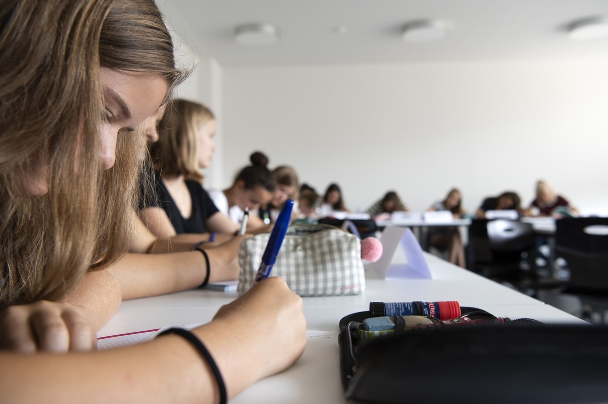 Der Unterricht einer Gymnasialklasse anlaesslich der Eroeffnung der neuen Kantonsschule Uetikon am See, am Montag, 20. August 2018, in Uetikon am See. Das neue Gymnasium bietet 500 Schuelerinnen und S ...