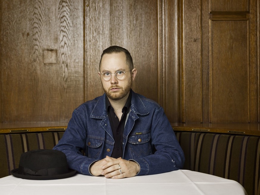 Juerg Halter, writer, musician and performance poet, pictured at Jack&#039;s Brasserie in the Hotel Schweizerhof in Berne, Switzerland, on August 14, 2015. (KEYSTONE/Christian Beutler)