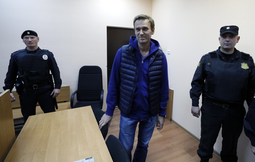 epa07043350 Russian opposition leader Alexei Navalny (C) attends a hearing at the Simonovsky District court in Moscow, Russia, 24 September 2018. Navalny was arrested again on the day, on charges of c ...