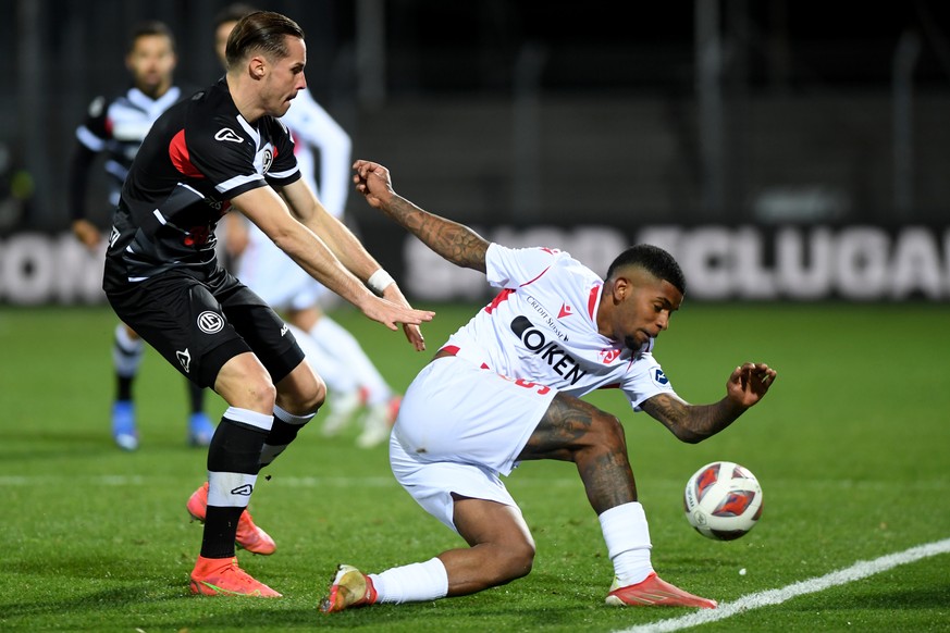 Lugano&#039;s player Micahel Facchinetti, left, fights for the ball with Sion&#039;s player David Wesley, right, during the Super League soccer match FC Lugano against FC Sion, at the Cornaredo stadiu ...