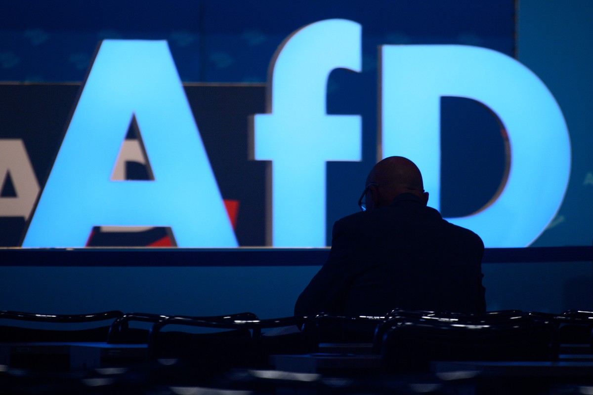 ARCHIV - 06.08.2023, Sachsen-Anhalt, Magdeburg: Ein Delegierter der AfD wartet auf den Beginn der Europawahlversammlung. Der Verfassungsschutz in Sachsen hat den Landesverband der AfD im Freistaat als ...
