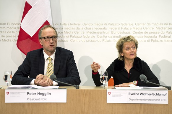 Bundesraetin Eveline Widmer-Schlumpf, rechts, und Peter Hegglin, Praesident der Konferenz der kantonalen Finanzdirektorinnen und Finanzdirektoren (FDK), sprechen zur Unternehmenssteuerreform III am Do ...