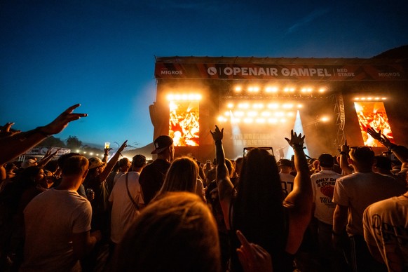 KEYPIX - Des festivaliers assistent au concert du groupe de punk allemand Feine Sahne Fischfilet lors du festival Openair Gampel, le vendredi 15 aout 2025, a Gampel, en Valais, Suisse. (KEYSTONE/Maxim ...