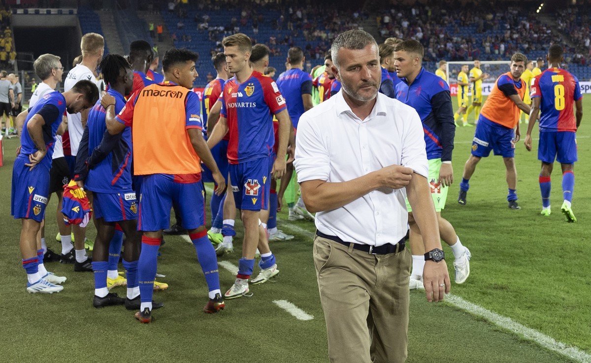 Basel's head coach Alex Frei and his players before the penalty shootout during the UEFA Europa Conference League third qualifying round, second leg soccer match between FC Basel and Brondby IF a ...
