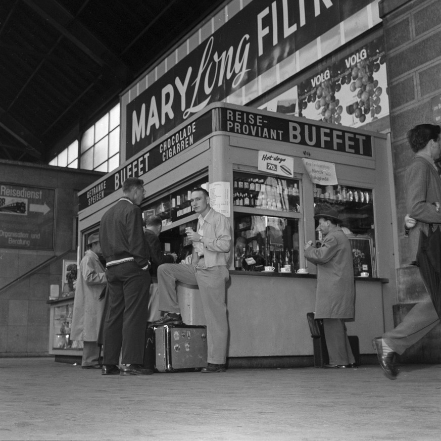 Bahnreisende vor dem Buffet im Hauptbahnhof Zuerich, aufgenommen am 24. Mai 1956. (KEYSTONE/PHOTOPRESS-ARCHIV/Bischofberger)