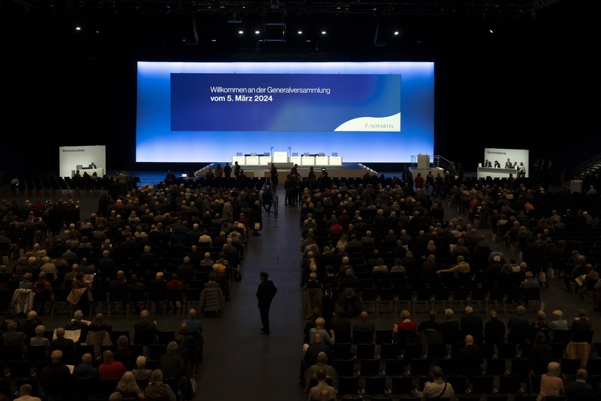 Aktionaerinne und Aktionaere treffen ein, um an der Generalversammlung des Schweizer Pharmakonzerns Novartis teilzunehmen, in der St. Jakobshalle in Basel, am Dienstag, 5. Maerz 2024. (KEYSTONE/Georgi ...