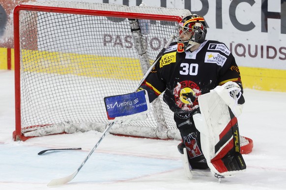 Torhueter Philip Wuethrich (SCB) nach der Niederlage in der Verlaengerung im Eishockey Meisterschaftsspiel der National League zwischen dem SC Bern und dem HC Fribourg Gotteron, am Samstag, 7. Dezembe ...