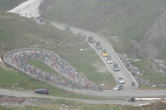 15.06.2014; Gotthard; Radsport - Tour de Suisse 2014 - 2. Etappe Bellinzona - Sarnen; Das Hauptfeld in der Tremola im Aufstieg zum Gotthard-Pass
(Claudia Minder/freshfocus)