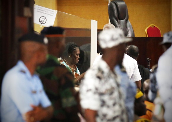 Im Hintergrund ist Simone Gbagbo zu sehen. Die Aufnahme enstand während der Gerichtsverhandlung.&nbsp;