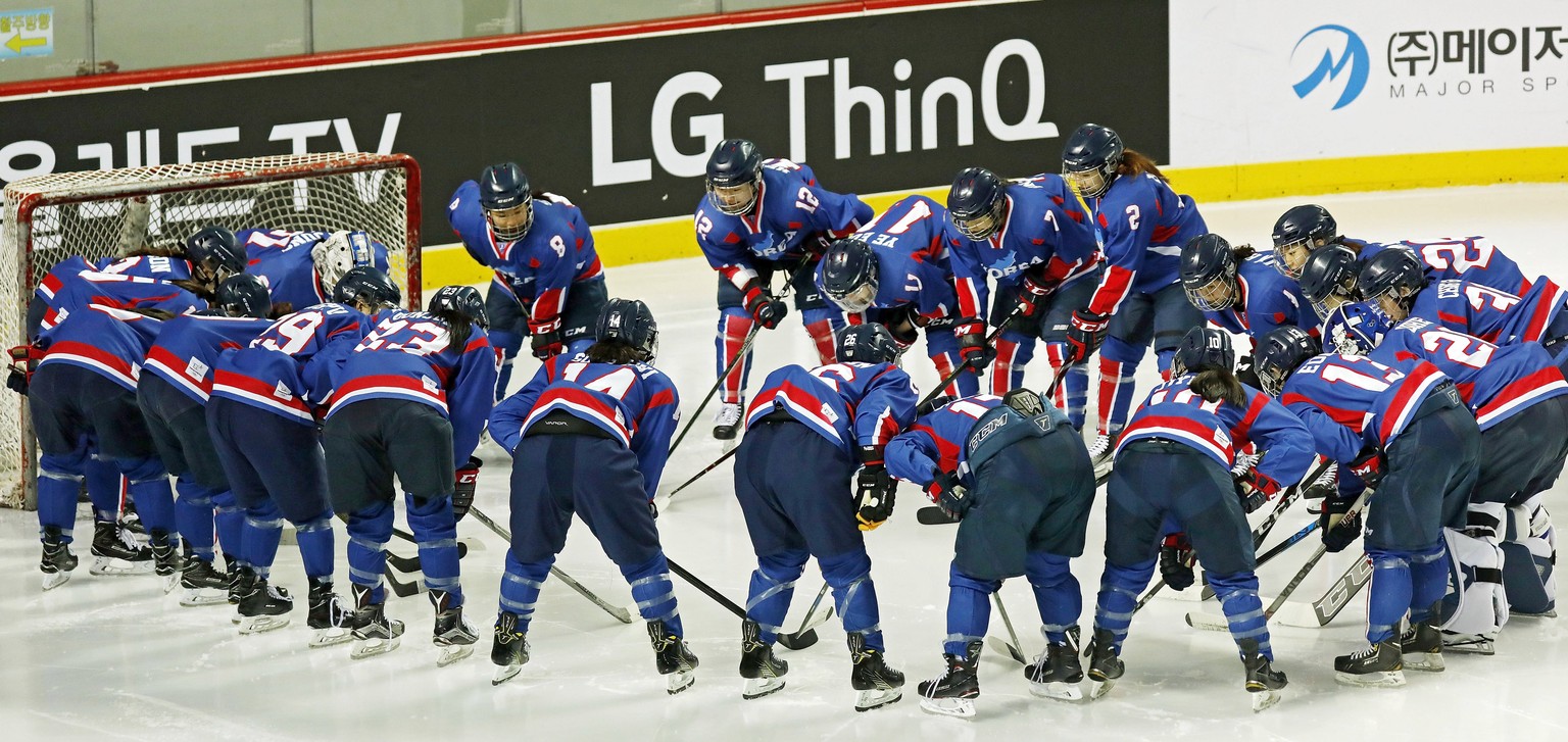 epa06495580 Athletes of Korea react during the Women&#039;s Ice Hockey friendly match Korea vs Sweden at Seonhak International Ice Rink in Incheon, South Korea, 04 February 2018. The friendly match wa ...