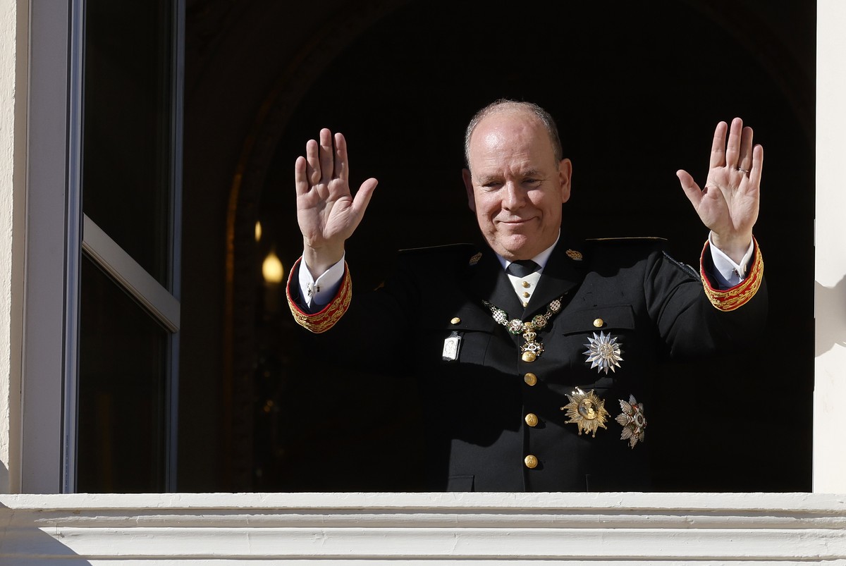 epa10984526 Prince Albert II of Monaco attends the celebrations marking National Day at the Monaco Palace, in Monaco, 19 November 2023. EPA/SEBASTIEN NOGIER