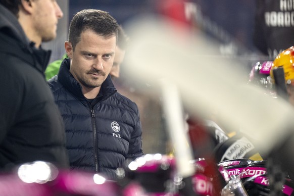 Head Coach Patrick Schoeb (SCB) im Spiel der Eishockey National League zwischen SC Bern, SCB, und SCL Tigers, SCL, vom Samstag, 4. Oktober 2025 in Postfinance Arena in Bern. (KEYSTONE/Peter Schneider)