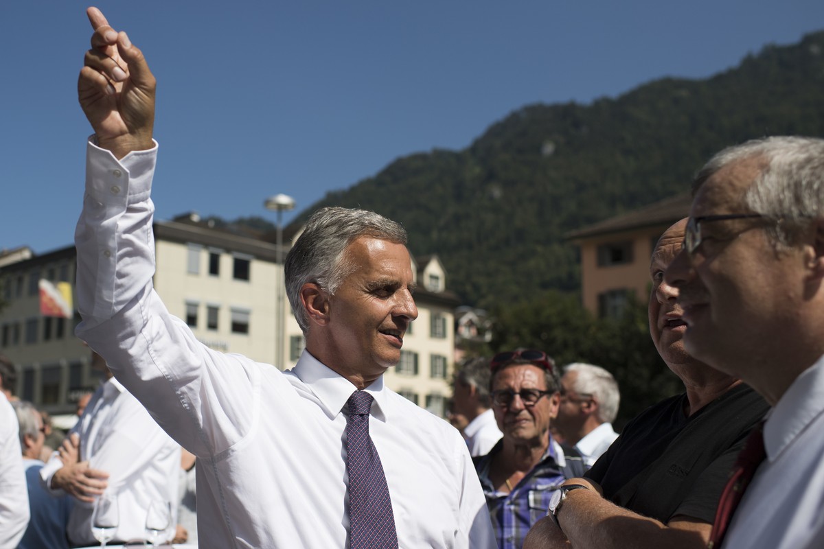 Bundesrat Didier Burkhalter spricht mit Besuchern anlaesslich der ordentlichen Sitzung "extra muros" des Bundesrates, am Mittwoch, 31. August 2016, in Glarus. Der Bundesrat hat im Jahr 2010  ...