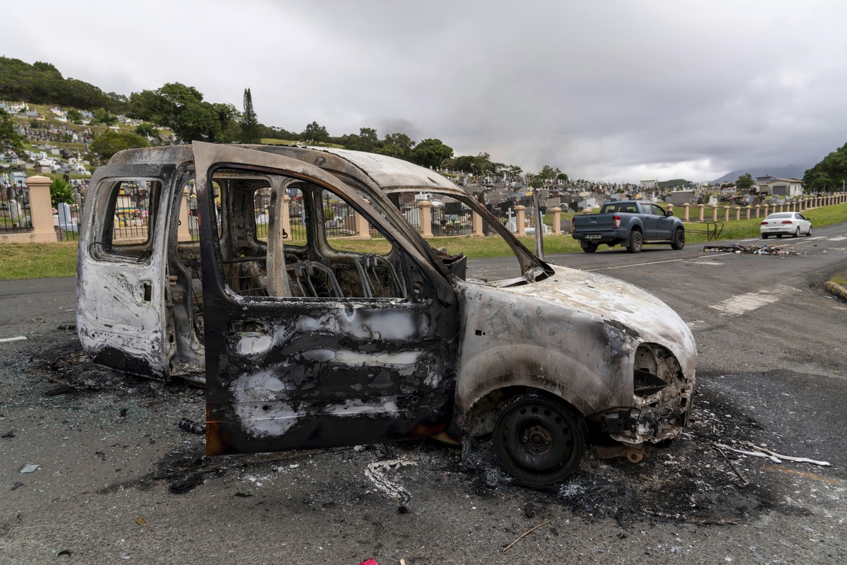 Les affrontements se poursuivent à Nouméa, Nouvelle-Calédonie.