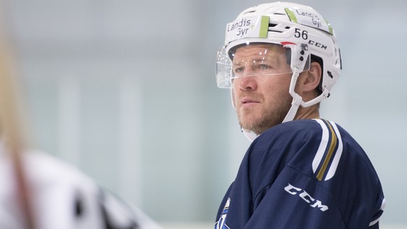 ARCHIVBILD ZUR VERPFLICHTUNG VON TIMO HELBLING DURCH DEN EHC KLOTEN, AM MONTAG, 27. NOVEMBER 2017 - Der Eishockey Spieler Timo Helbling und das Eishockey Team des EV Zug beim ersten Eistraining bei de ...