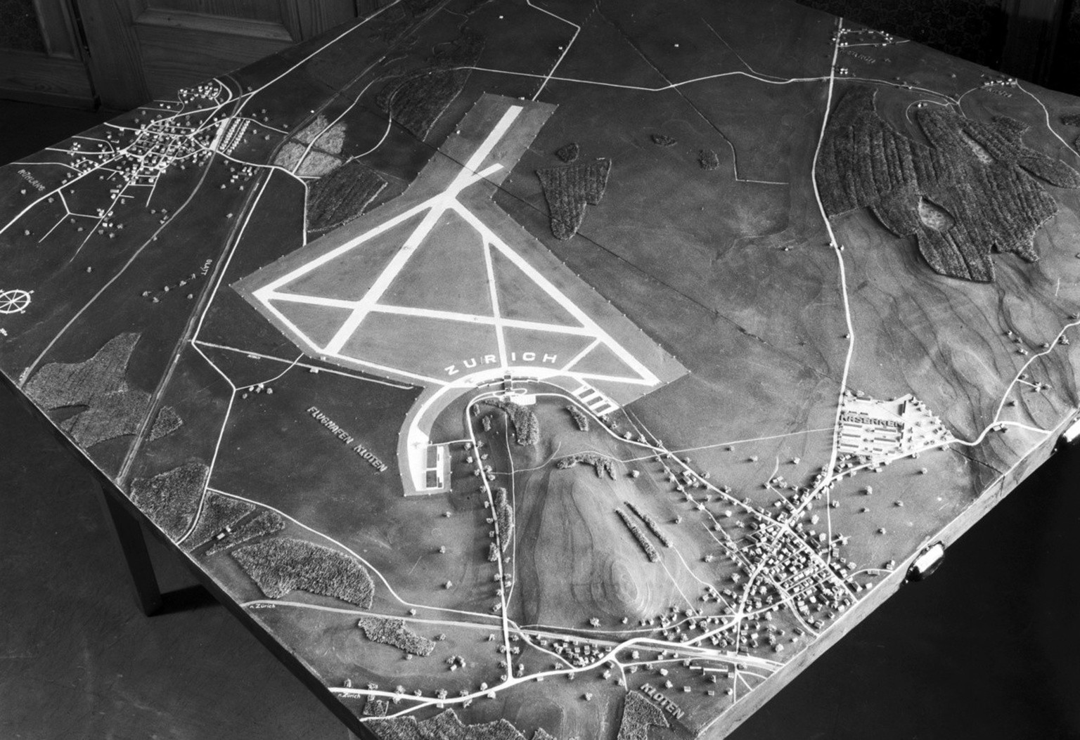 A model of the planned Kloten airport in the canton of Zurich on 16 January 1946. (KEYSTONE/PHOTOPRESS-ARCHIV/Fritz Grunder)

Ein Modell des projektierten Flughafens Kloten im Kanton Zuerich am 16. Ja ...