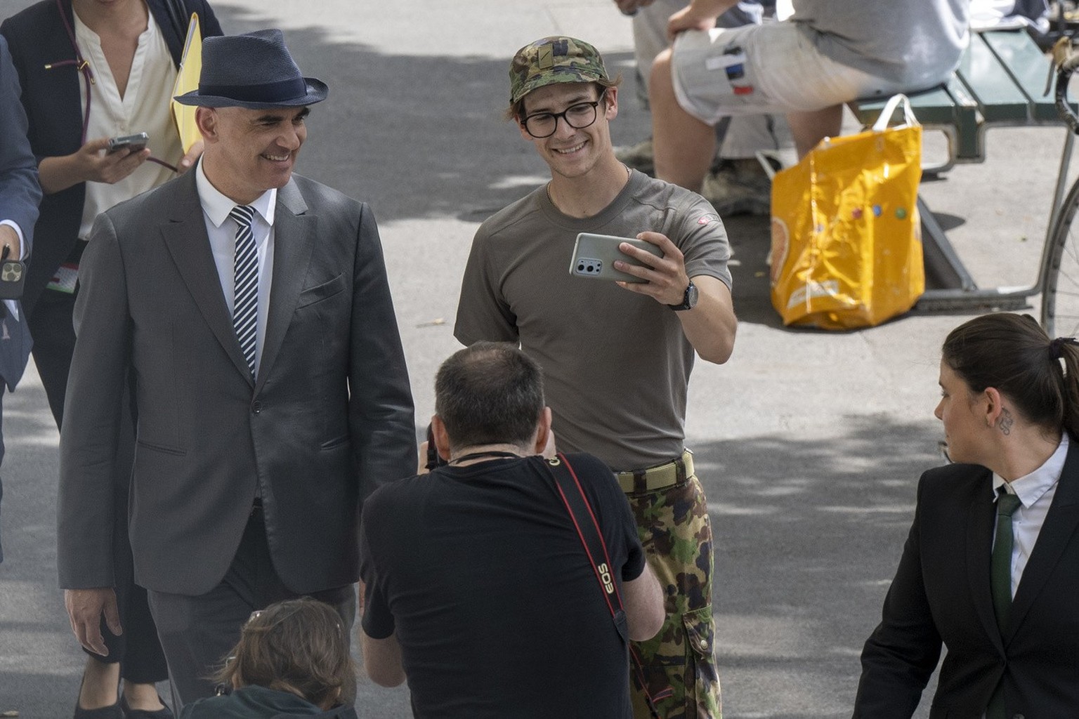 Bundespraesident Alain Berset, Vorsteher Eidgenoessisches Departement des Innern (EDI), auf dem Weg zur Medienkonferenz, macht noch ein Selfie mit einem Soldaten, an der er seienen Ruecktritt erklaere ...