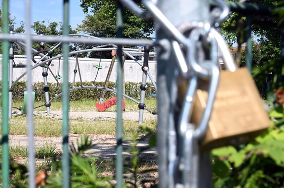 ARCHIV - 12.08.2024, Baden-W�rttemberg, Kehl: Vor einem Kinderpielplatz in Kehl ist an einem Absperrgitter ein Schloss angebracht. Die badische Grenzstadt hat den Spielplatz wegen einer Ameiseninvasio ...