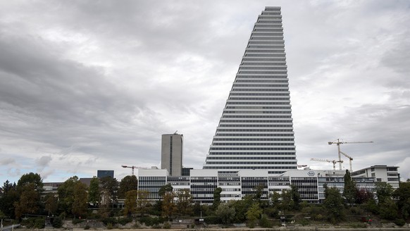 Der Bau 1 des Pharmakonzerns Roche, aufgenommen am Freitag, 18. September 2015, in Basel. In Basel ist am Freitag das hoechste Gebaeude der Schweiz eingeweiht worden. Der 178 Meter hohe Bau 1 des Phar ...