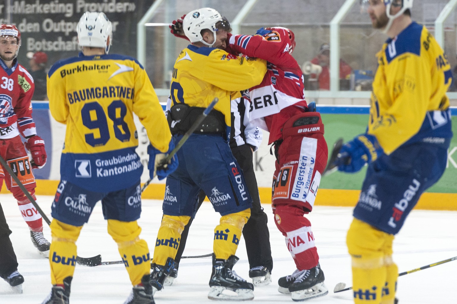 Rangelei zwischen Davos&#039; Enzo Corvi, links, und SC Rapperswil-Jona Lakers Stuermer Jan Mosimann, im sechste Eishockey-Spiel der Abstiegsrunde der National League zwischen den Rapperswil-Jona Lake ...