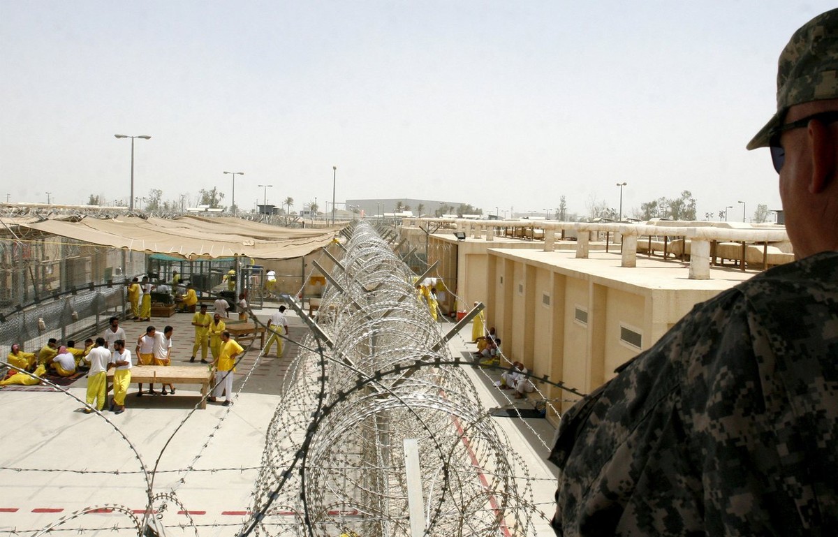 epa01742550 A picture made available on 26 May 2009 shows a U.S. military officer keeps watch over prisoners at Camp Cropper, a U.S. detention centre near Baghdad airport on 25 May 2009. Karim Al-Saya ...