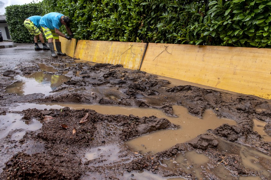 Geroell und Schlamm nach einem Erdrutsch in Bissone, am Samstag, 29. August 2020. In der Schweiz regnet es von Freitag bis Sonntagabend teilweise stark, im Tessin deutlich ueber 200 Liter pro Quadratm ...