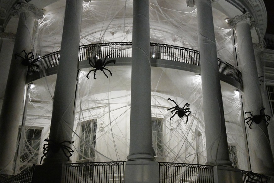 epa06296098 The South Portico of the White House is covered in decorations for Halloween in Washington, DC, USA, 28 October 2017. EPA/OLIVIER DOULIERY / POOL