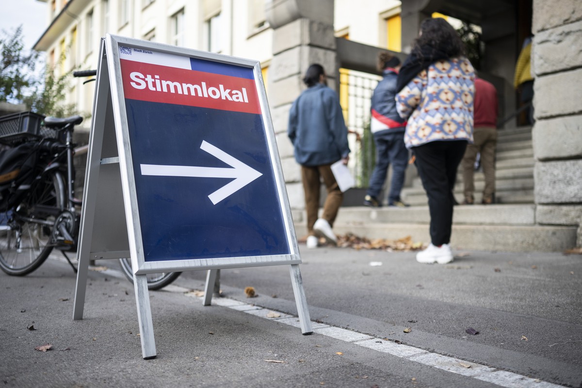 Ein Plakat mit der Aufschrift �Stimmlokal� steht vor den Schulhaus Aemtler fuer die Stimmabgabe an der Urne an den Eidgenoessischen Wahlen, am Sonntag, 22. Oktober 2023 im Walcheturm in Zuerich. Die S ...