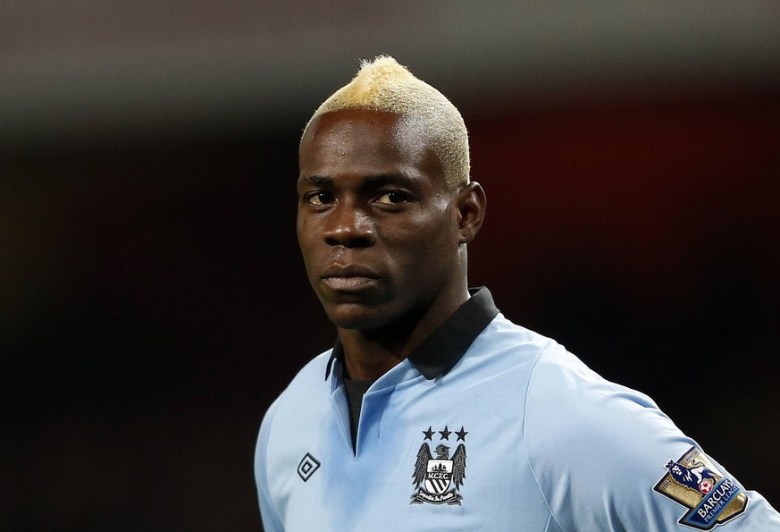 Bildnummer: 12288378 Datum: 13.01.2013 Copyright: imago/Sportimage
Manchester City s Mario Balotelli showing off his new haircut..FC Arsenal v Manchester City - Barclays Premier League - Emirates Stad ...