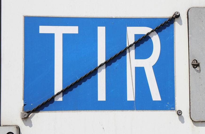 Durchgestrichenes TIR-Schild: Am Lkw muss erkennbar sein, wenn keine Waren im TIR-Verfahren transportiert werden.