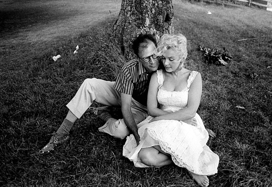 1956: Marilyn Monroe mit ihrem dritten Ehemann, dem Schriftsteller Arthur Miller.

film hollywood kultur retro history