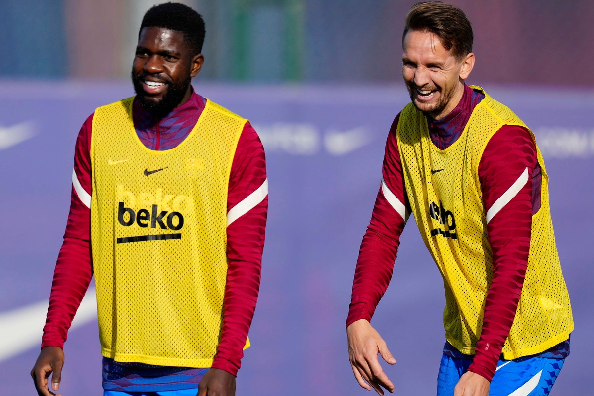 epa09665859 FC Barcelona's Samuel Umtiti (L) and Luuk de Jong (R) take part in a training session to prepare its upcoming Spanish King's Cup round of 32 soccer match against Linares at club& ...