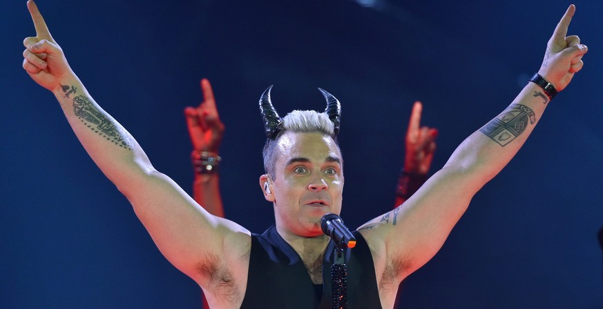 epa04709463 British singer Robbie Williams performs on stage during his concert &#039;Let Me Entertain You Tour&#039; at the Tauron Arena Krakow in Krakow, Poland, 17 April 2015. EPA/STANISLAW ROZPEDZ ...