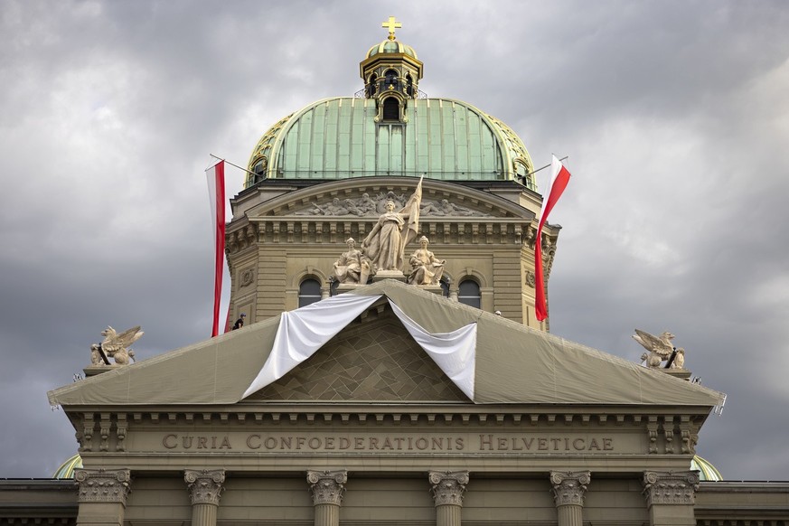 Das Kunstwerk &quot;Tilo&quot; im Giebelfeld, dem Tympanon des Bundeshauses, wird am oeffentlichen Festakt zum 175. Geburtstag der Bundesverfassung und somit der modernen Schweiz puenktlich um 18 Uhr  ...