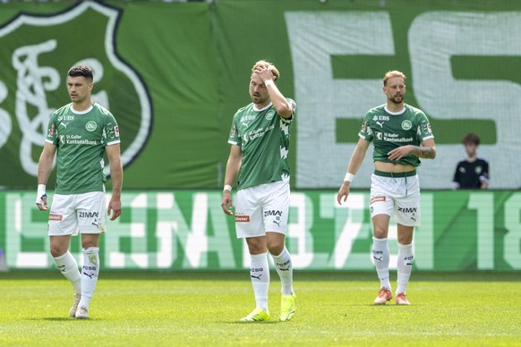Die Spieler von St. Gallen mit Lukas Daschner, mitte, reagieren nach den 0:2 Tor fuer Sion beim Super League Meisterschaftsspiel zwischen dem FC St. Gallen und dem FC Sion vom Sonntag, 3. Mai 2026 in  ...