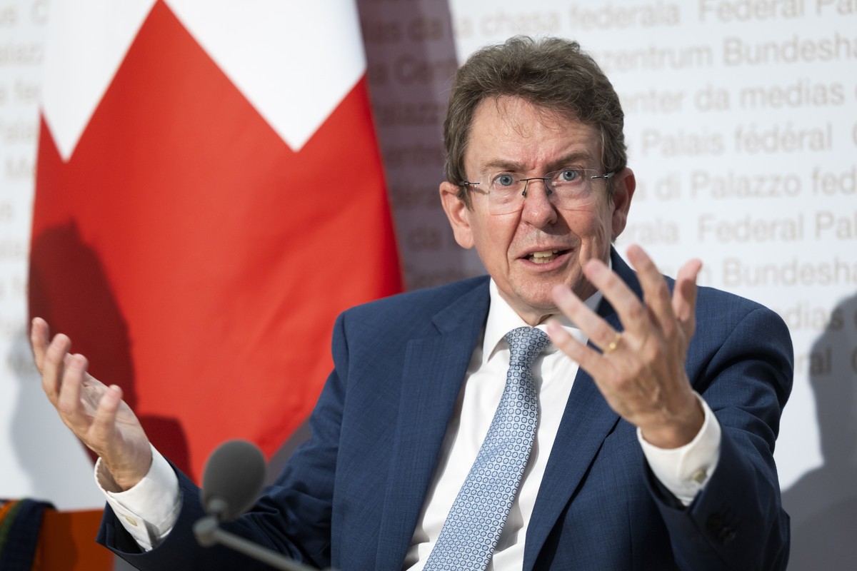 Bundesrat Albert Roesti spricht waehrend einer Medienkonferenz zum Bundesgesetz ueber Kommunikationsplattformen und Suchmaschinen, am Mittwoch, 14. Oktober 2026 in Bern. (KEYSTONE/Peter Klaunzer)
