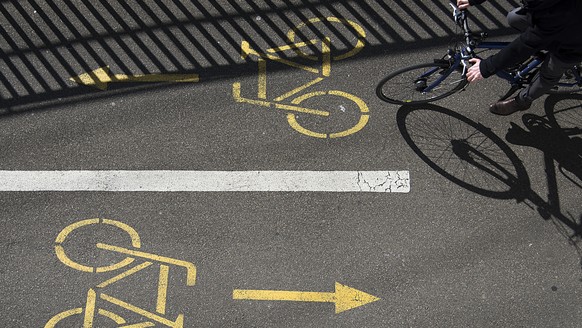 ARCHIV -- ZU DEN EIDGENOESSISCHEN ABSTIMMUNGEN VOM SONNTAG, 23. SEPTEMBER 2018, UEBER DIE VELO INITITAVE, STELLEN WIR IHNEN FOLGENDES BILDMATERIAL ZUR VERFUEGUNG -- Der Fahrradweg neben dem Peter Meri ...