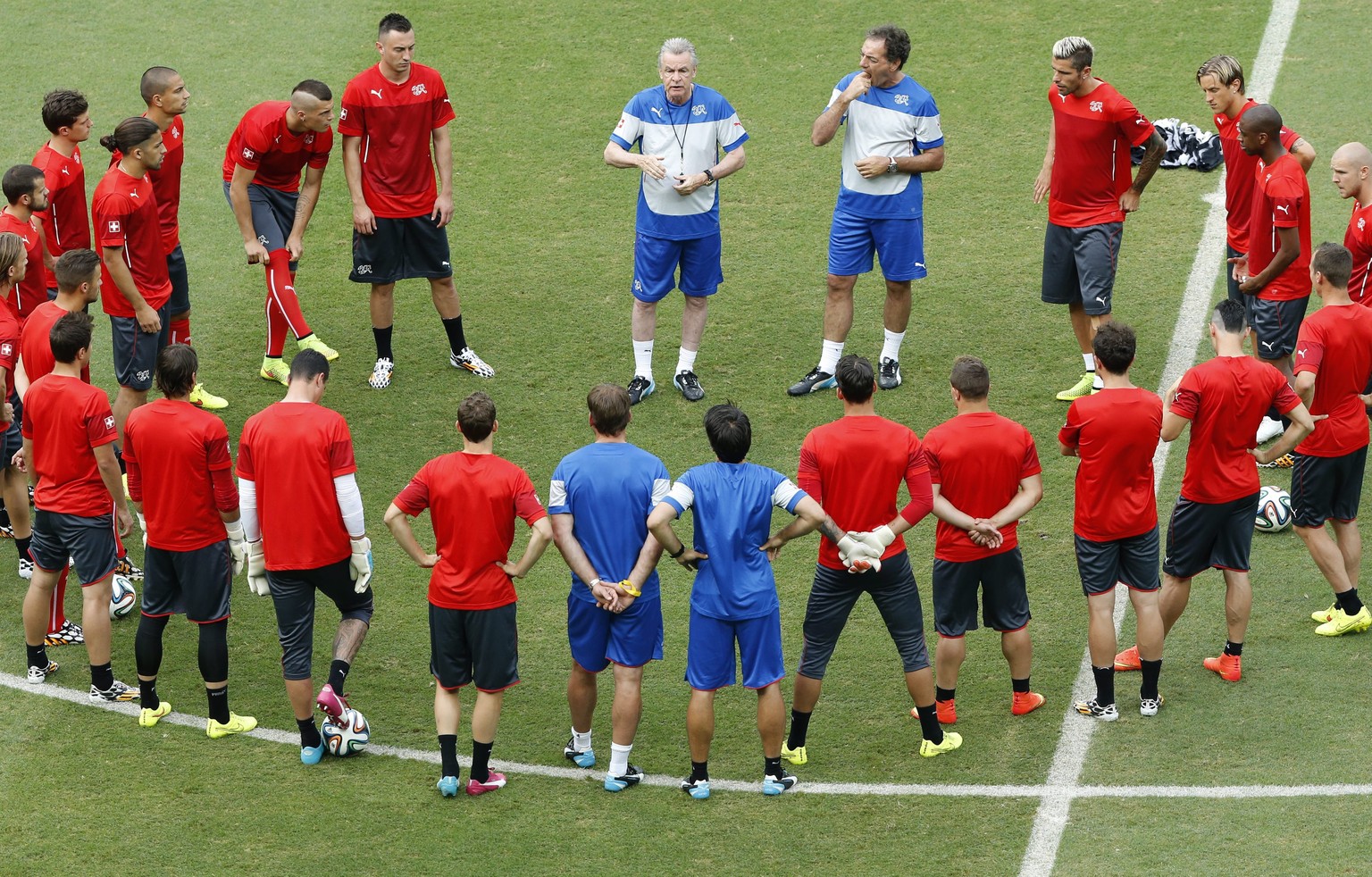 Die Nati-Spieler lauschen Ottmar Hitzfelds Anweisungen beim Abschlusstraining in der Arena Fonte Nova in Salvador.