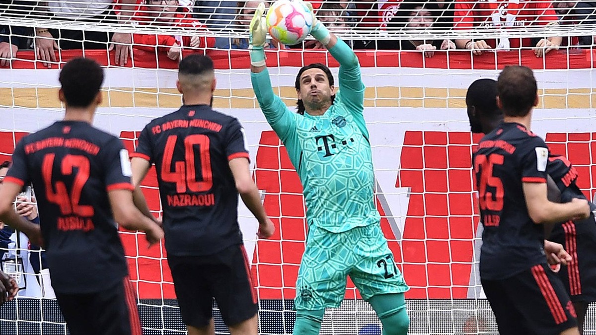 Fußball 1. Bundesliga 29. Spieltag 1. FSV Mainz 05 - FC Bayern München am 22.04.2023 in der MEWA Arena in Mainz Torschuss / Tor zum 1:1 durch Ludovic Ajorque Mainz Yann Sommer München DFL regulations  ...