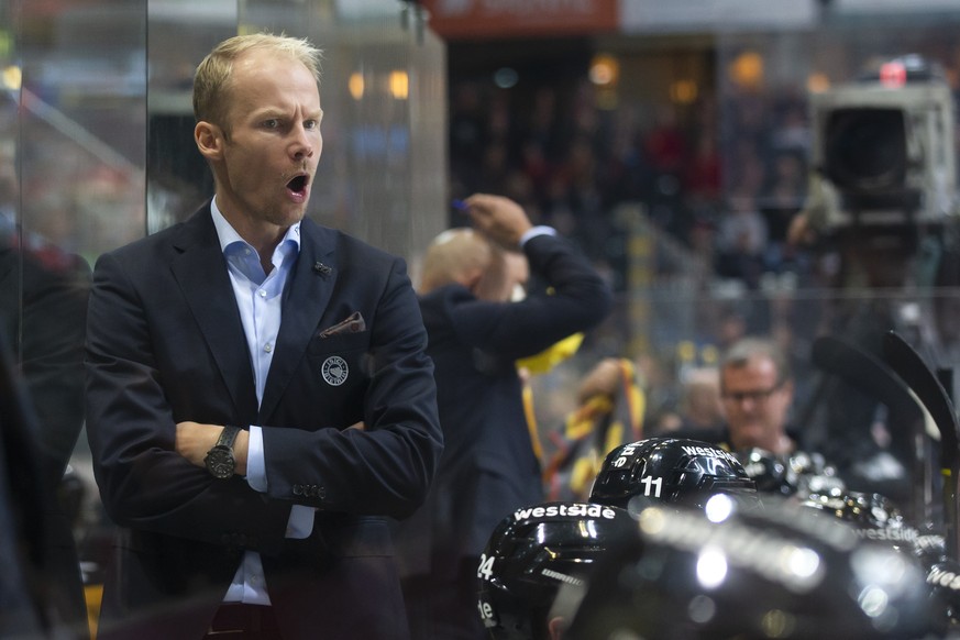 SCB Cheftrainer Johan Lundskog im Eishockey Meisterschaftsspiel der National League zwischen dem SC Bern und dem EV Zug, am Freitag, 10. September 2021 in der PostFinance Arena in Bern. (KEYSTONE/Pete ...