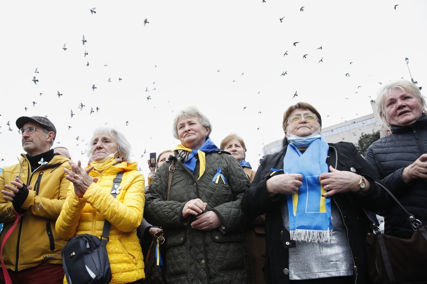 epa09805379 Hundreds of people participate in a rally against Russia's military operation in Ukraine, held at Catalonia square in Barcelona city, Catalonia, north-eastern Spain, 06 March 2022. Pe ...