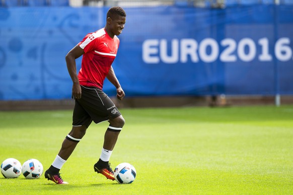 epa05368960 Swiss national soccer team player Breel Embolo performs during his team&#039;s training session at the Stade de la Mosson in Montpellier, France, 16 June 2016. Switzerland will face France ...