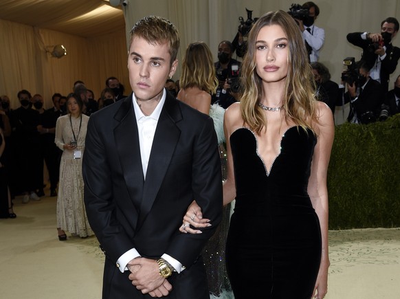 FILE - Justin Bieber, left, and Hailey Bieber attend The Metropolitan Museum of Art&#039;s Costume Institute benefit gala on Sept. 13, 2021, in New York. Justin Bieber and wife Hailey are expecting th ...