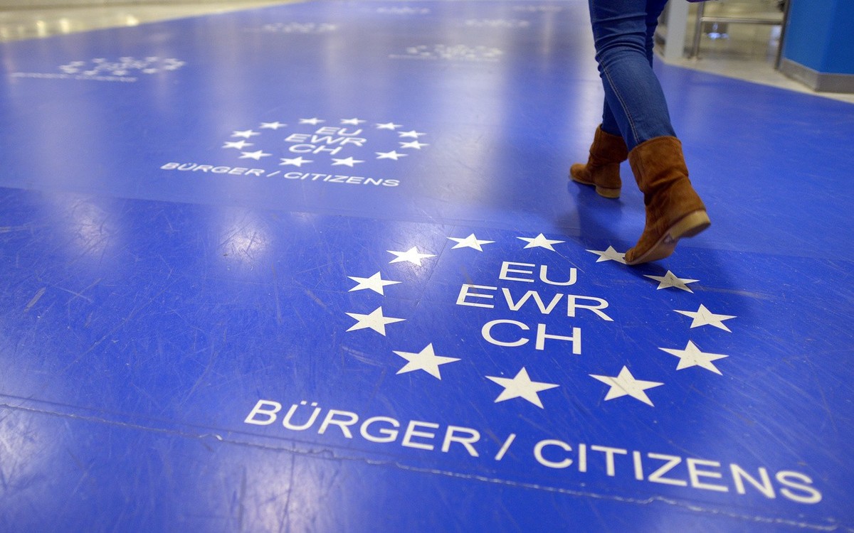 ARCHIV - 02.05.2014, Nordrhein-Westfalen, D�sseldorf: Eine Frau benutzt am auf dem Flughafen D�sseldorf den Weg f�r EU-B�rger zur Passkontrolle. Der Bayerische Bezirketag will bei seiner Vollversammlu ...