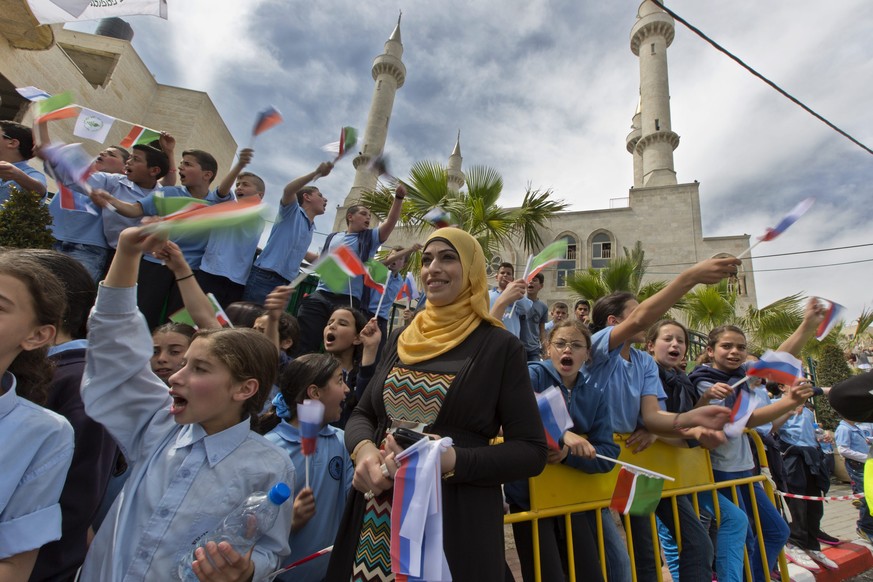 Russische und Tschetschenische Fahnen bei der Eröffnung der Moschee&nbsp;