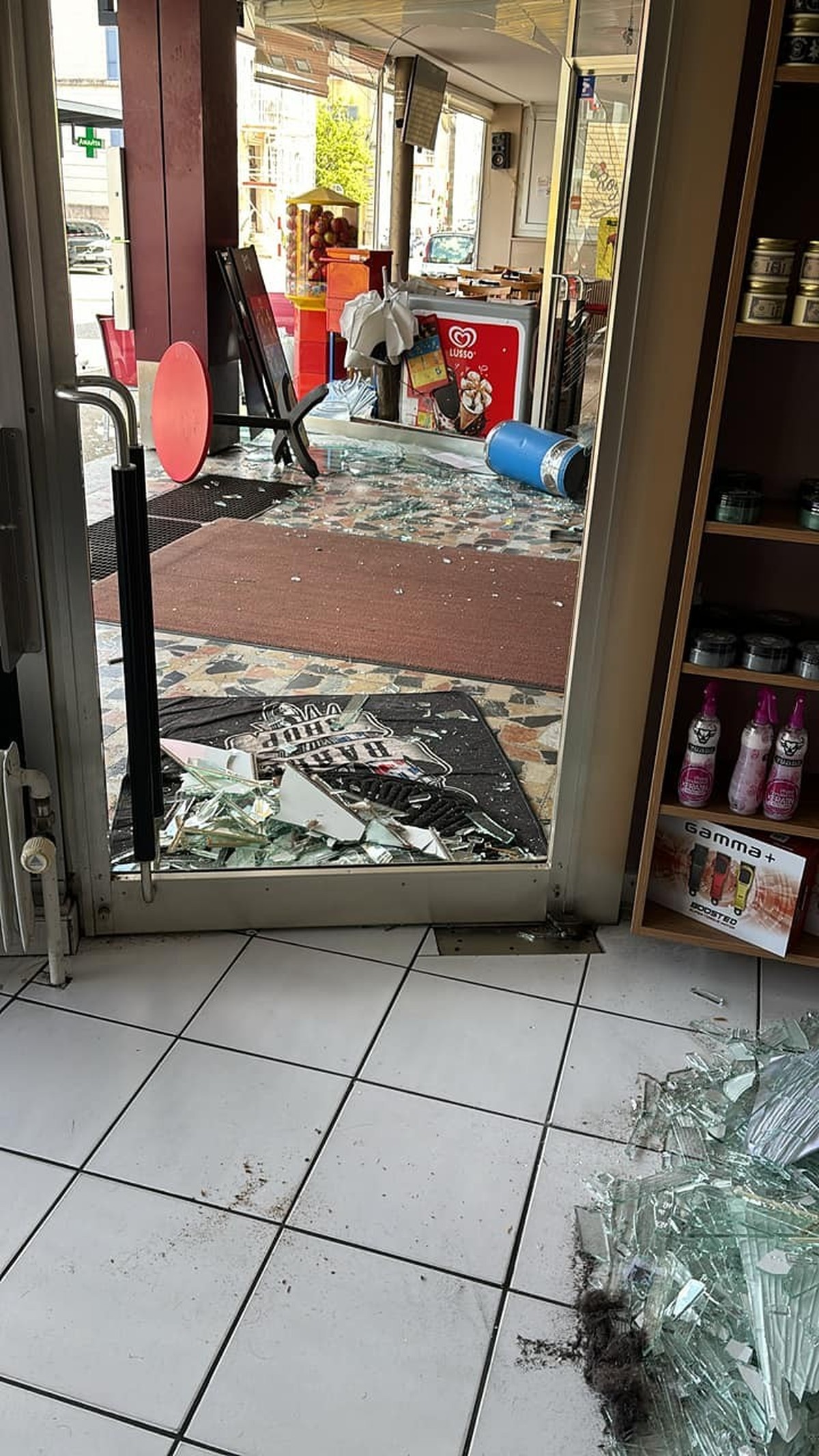 Les dégâts du salon de coiffure l'Oasis situé en face du postomat du Locle qui a été attaqué à l'explosif jeudi matin à 4h30